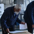 Compañía. Algunos adultos mayores votaban ayudados por familiares.