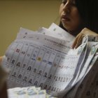 Un miembro de mesa cuenta votos al cierre de la jornada electoral este domingo, en Guayaquil (Ecuador).