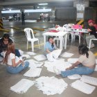 Miembros de una Junta Receptora del Voto en la Universidad Católica de Guayaquil realizaron el conteo la noche del domingo 9 de febrero.