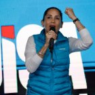 La candidata presidencial del correísmo, Luisa González, habla durante un evento tras los resultados de la primera vuelta de las elecciones generales este domingo, en Quito.