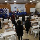 En la Delegación Provincial Electoral del Guayas se desarrolla el procesamiento de actas tras las votaciones.