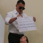 El presidente de Ecuador, Daniel Noboa, muestra su voto acompañado de su hijo Álvaro este domingo, en un puesto de votación en Olón (Ecuador).
