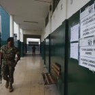 Un integrante del ejército ecuatoriano patrulla al cierre de la jornada electoral este domingo, en un centro de votación en Guayaquil (Ecuador).