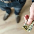 El funcionario le solicitó 20 dólares a un pasajero para permitirle que viaje.