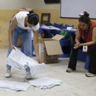 Un miembro de mesa cuenta votos al cierre de la jornada electoral este domingo, en Guayaquil (Ecuador).