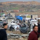 Palestinos desplazados esperan para cruzar un puesto de control en la carretera Salah al-Din en al-Mughraqa, en el centro de la Franja de Gaza, el 10 de febrero de 2025