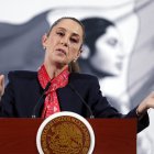La presidenta de México, Claudia Sheinbaum, habla durante su conferencia de prensa diaria este lunes 10 de febrero, en el Palacio Nacional, en Ciudad de México.