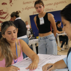 Recuento de votos en una de las juntas, tras las Elecciones Ecuador 2025.