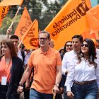 El candidato presidencial Carlos Rabascall, caminando junto a seguidores de la Izquierda Democrática (ID).