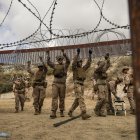 San Diego. Elementos del ejercito de EE.UU. colocan alambre de púas a lo largo de la frontera con Tijuana, en México.