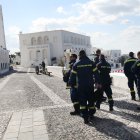 Los bomberos caminan por el pueblo casi evacuado de Fira en Santorini, Grecia, el 6 de febrero de 2025.