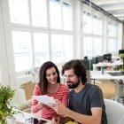 Pareja. Una foto referencial de cuando dos trabajadores se conocen y se enamoran en su lugar de empleo.