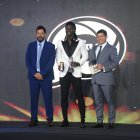 Ricardo Adé (c) con el premio al mejor defensa de la LigaPro de 2024.