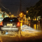 Las fuertes lluvias dejaron calles inundadas en varios sectores de Guayaquil, dificultando el tránsito vehicular y peatonal.