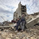Mohamed Jamis Sawafiri, y su hijo frente a su casa destrozada, en el barrio de Zeitún de la ciudad de Gaza.
