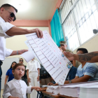 Daniel Noboa obtiene hasta ahora la mayoría de los votos, pero no llega a la mitad de los votantes.