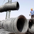 Operarios mientras transportan bobinas de cable de acero para su pesaje en Pekín (China). La patronal europea Business Euurope señaló hoy, 2 de marzo de 2018, que el anuncio del presidente de EEUU, Donald Trump, de imponer aranceles del 25 % a las importaciones de acero y del 10 % a las de aluminio de algunos países puede llevar al mundo a "una guerra comercial". EFE/ Michael Reynolds CHINA ACERO ARANCELES.