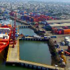 BUQUE O BARCO EN EL MUELLE DE PUERTO MARÍTIMO.