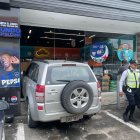 Un vehículo se estrelló contra un minimarket junto a una gasolinera en La Puntilla, la tarde de este martes 11 de febrero.