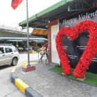Un enorme arreglo floral se visualiza en el interior del mercado
