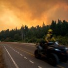 Un bombero conduce una motocicleta hacia un incendio forestal en las montañas de Mallín Ahogado, cerca de El Bolsón, en la provincia patagónica de Río Negro, Argentina, el 9 de febrero de 2025.)