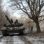 Militares de la 3.ª Brigada de Tanques Separada de las Fuerzas Terrestres de Ucrania operan un tanque cerca de la línea del frente en un lugar no revelado en la región de Kharkiv.