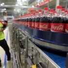 Un trabajador  se encuentra junto a los productos de Coca-Cola en la planta de Coca Cola Amatil Indonesia (CCAI) Cikekodan en Bekasi, Java Occidental, Indonesia, 31 de marzo de 2015. Según los informes, la empresa construirá una nueva planta en Cikedokan con inversiones planificadas Por valor de 500 millones de dólares EE.UU. para acelerar el crecimiento en el mercado indonesio en los próximos tres a cuatro años. EPA / BAGUS INDAHONO.




epa04687344 An Indonesian worker stands next to Coca-Cola products in the Coca Cola Amatil Indonesia (CCAI) Cikekodan Plant in Bekasi, West Java, Indonesia, 31 March 2015. According to reports, the company will build a new plant in Cikedokan with planned investments worth 500 million US dollars to accelerate growth in Indonesian market in the next three to four years. EPA/BAGUS INDAHONO.