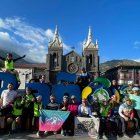 Los aventureros contentos tras su arribo a Baños.
