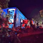 El vehículo quedó volcado sobre la vía.