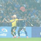 Octavio Rivero (d), autor del tanto de la victoria, en una de las acciones del partido.