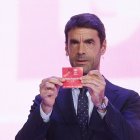 El representante institucional de la Real Sociedad, Xabi Prieto, muestra la papeleta con el nombre del Real Madrid durante el sorteo para determinar los emparejamientos.