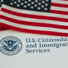 El proceso de naturalización culmina con una ceremonia en la que el solicitante realiza el Juramento de Lealtad a los Estados Unidos.