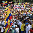 Los manifestantes marchan durante una protesta contra el gobierno del presidente Gustavo Petro por las reformas de salud y pensiones en Medellín el 23 de noviembre de 2024.