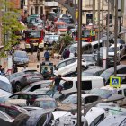 Una imagen tomada el 31 de octubre de 2024 muestra automóviles amontonados luego de las inundaciones mortales en Sedavi, al sur de Valencia, este de España.