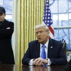 El presidente Donald Trump, hace declaraciones a los medios en la Oficina Oval de la Casa Blanca, mientras se reúne con el emprendedor y empleado especial del gobierno de EE. UU. Elon Musk, en Washington.