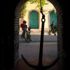 Personas caminan por una calle este martes, en el centro de la ciudad de Jacmel (Haití).