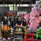 Miembros de una compañía de danza del león tocando tambores y percusiones durante una sesión de práctica de danza del león en un templo ancestral en Shantou, en la provincia de Guangdong.