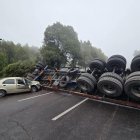 Un auto pequeño se impactó contra el tráiler que estaba en la vía.