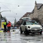 Se ve un automóvil dañado en el lugar después de que un vehículo se estrellara contra una manifestación de Ver.di en Múnich, Alemania, el 13 de febrero de 2025.