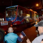 Los trolebuses fueron descargados de las plataformas en la estación de El Recreo.