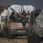 Los palestinos viajan desde el sur de la Franja de Gaza hacia el norte tras la retirada de las tropas israelíes del Corredor de Netzarim, en el centro de la Franja de Gaza, el 12 de febrero de 2025.
