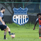 El delantero Facundo Castelli (i) intenta evadir la marca del lateral Jackson Rodríguez en una práctica del Bombillo.