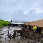 Una escuela fue afectada por el derrumbe de material lodoso en el cantón Girón.