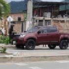 El vehículo quedó varado en la vía lleno de impactos de bala.