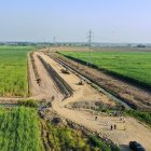 La carretera pasa por terrenos ocupados por una camaronera.