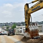 Vías. La avenida se encuentra parcialmente cerrada y con una maquinaria pesada en media calle.