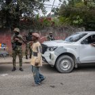 Soldados haitianos que vigilan una comuna en Kenscoff (Haití).