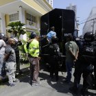 Policías antidisturbios custodian a integrantes de grupos sindicales durante protestas este miércoles en Ciudad de Panamá (Panamá).