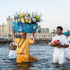 Personas rinden tributo a la "milagrosa" Iemanjá este domingo, en una playa de Montevideo (Uruguay).