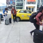 Viajeros se quejan por los altos valores que representan la movilización desde y hacia el aeropuerto.